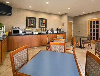 Baymont by Wyndham DeKalb 4