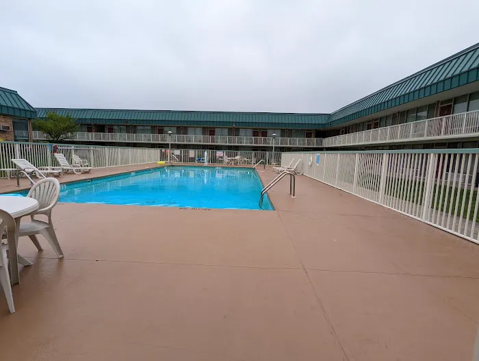 Red Roof Inn & Suites DeKalb 4