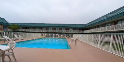 Red Roof Inn & Suites DeKalb