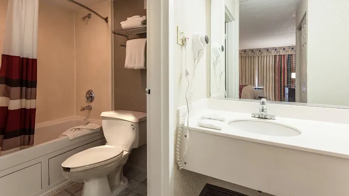 Red Roof Inn & Suites DeKalb 4