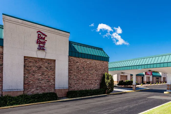 Red Roof Inn & Suites DeKalb 4