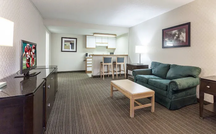 Red Roof Inn & Suites DeKalb 4