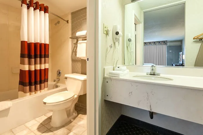 Red Roof Inn & Suites DeKalb 4