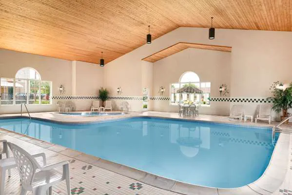 Country Inn & Suites by Radisson, Sycamore, IL 4