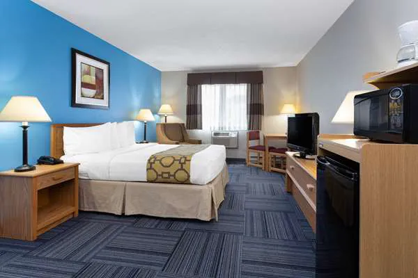Baymont by Wyndham Marinette 4