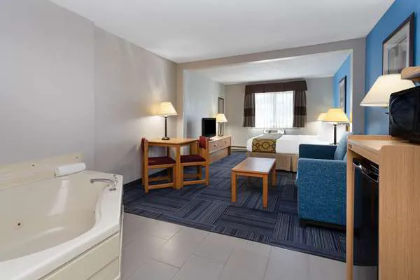 Baymont by Wyndham Marinette 4