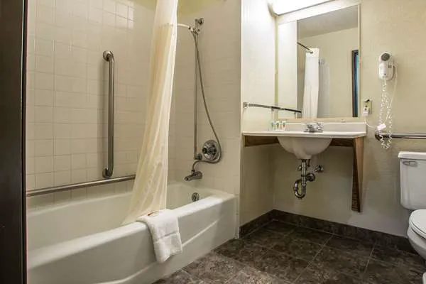 Quality Inn & Suites Marinette 4