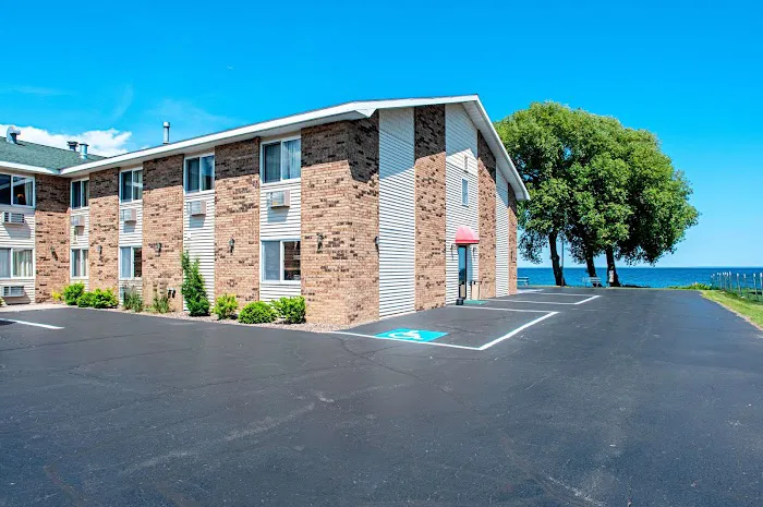 Econo Lodge On the Bay 4