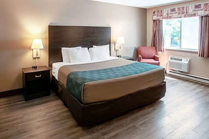 Econo Lodge On the Bay 4