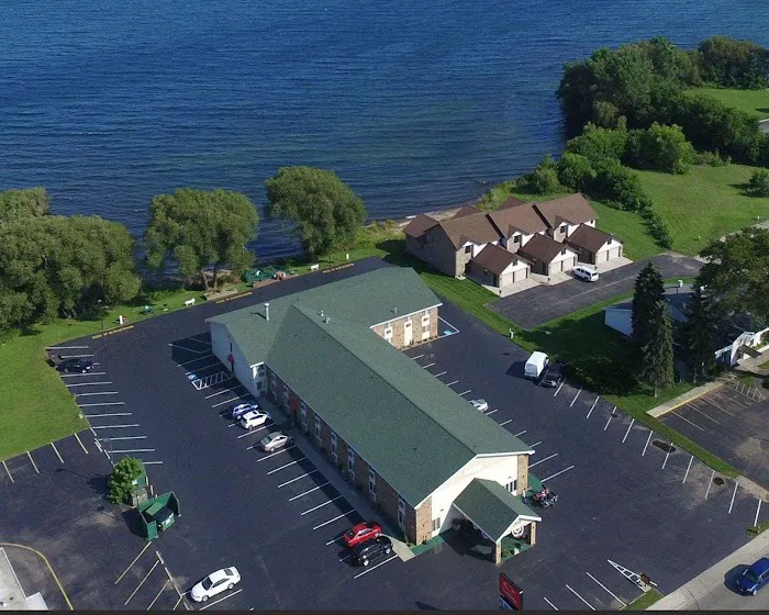 Econo Lodge On the Bay 4