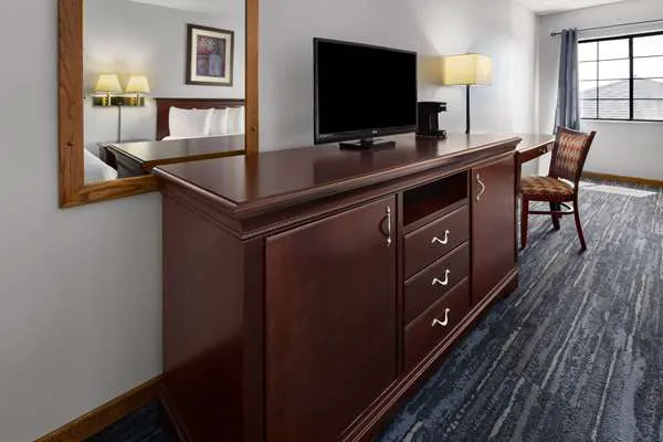 Days Inn by Wyndham Iron Mountain 4