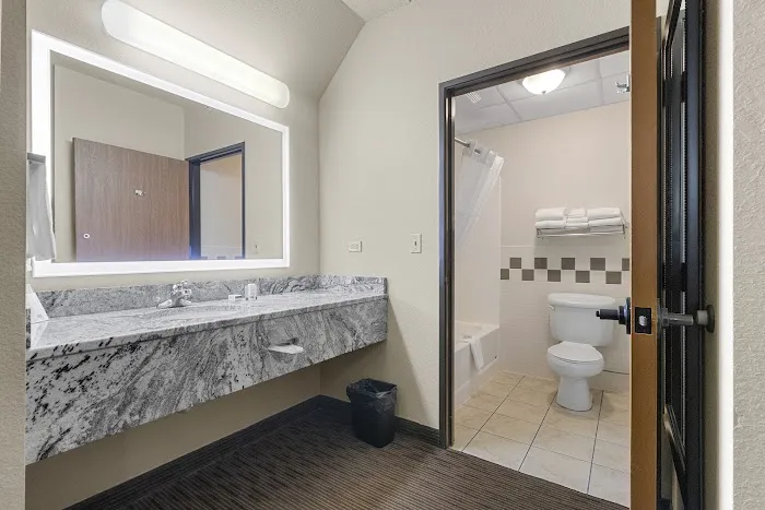 AmericInn by Wyndham Green Bay East 4