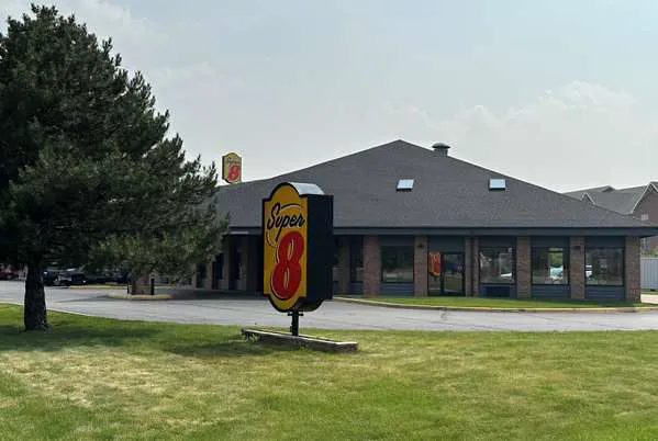 Super 8 by Wyndham Green Bay I-43 Bus. Park 4