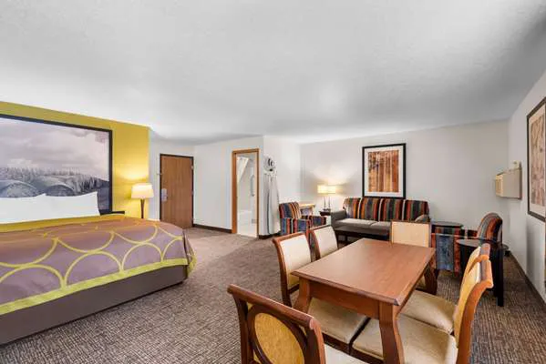 Super 8 by Wyndham Oelwein 4