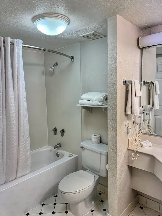 Days Inn & Suites by Wyndham Schaumburg 4