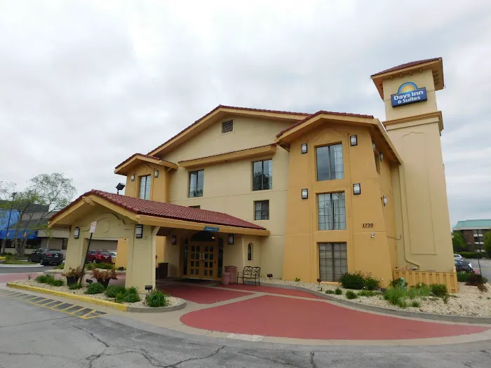 Days Inn & Suites by Wyndham Schaumburg 4