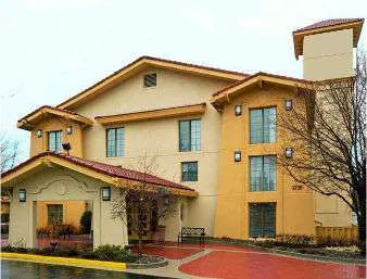 Days Inn & Suites by Wyndham Schaumburg 4