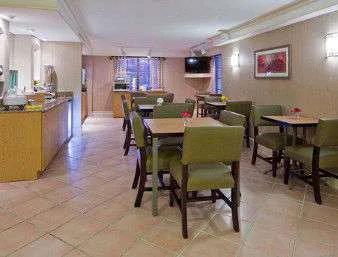 Days Inn & Suites by Wyndham Schaumburg 4