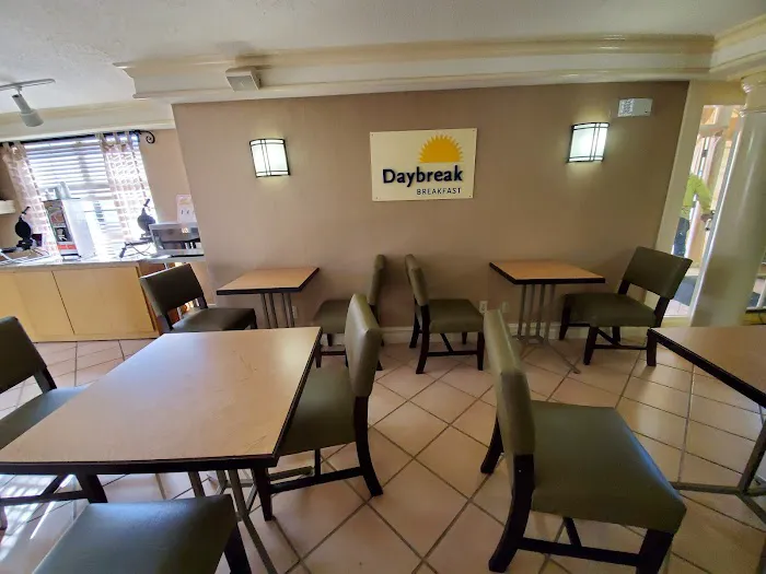 Days Inn & Suites by Wyndham Schaumburg 4