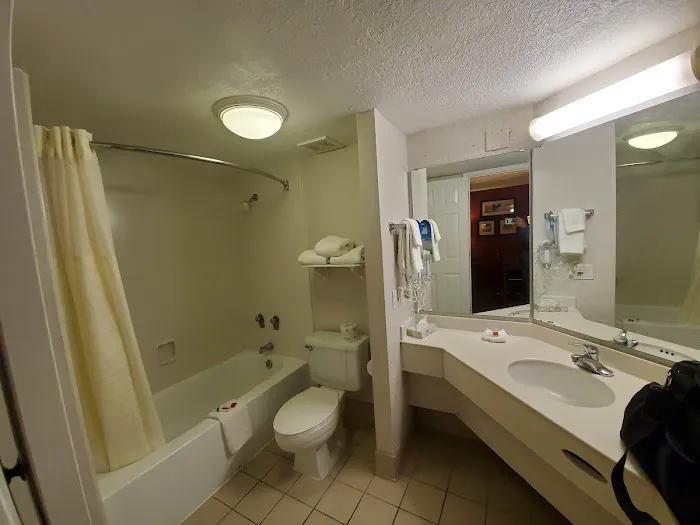 Days Inn & Suites by Wyndham Schaumburg 4