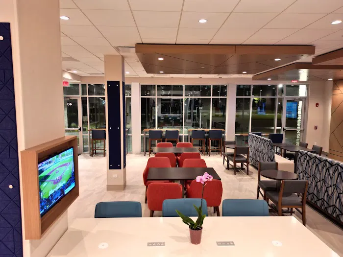 Holiday Inn Express & Suites Chicago Schaumburg by IHG 4