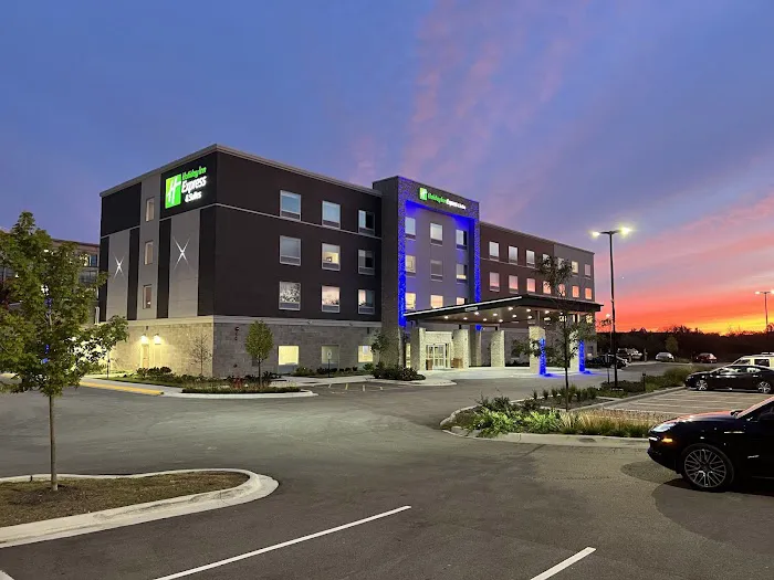 Holiday Inn Express & Suites Chicago Schaumburg by IHG 4