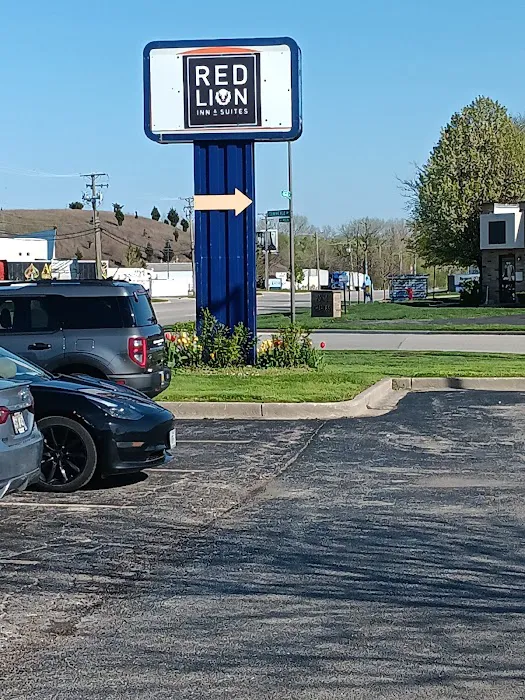 Red Lion Inn & Suites Elk Grove Village 4