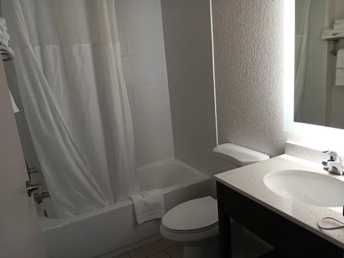 Red Lion Inn & Suites Elk Grove Village 4