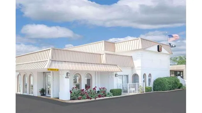 Super 8 by Wyndham Morton Grove/Chicago 4