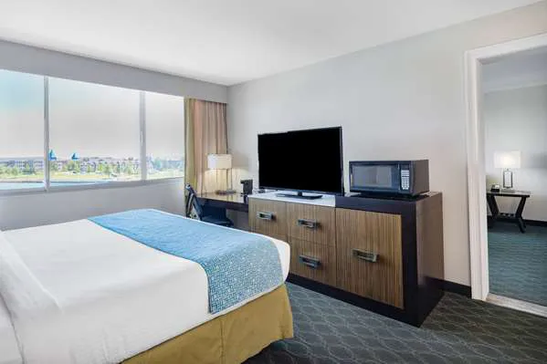 Wyndham Garden Kenosha Harborside 4