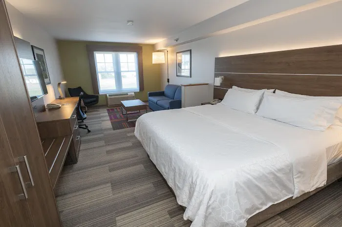Holiday Inn Express & Suites Iron Mountain by IHG 4