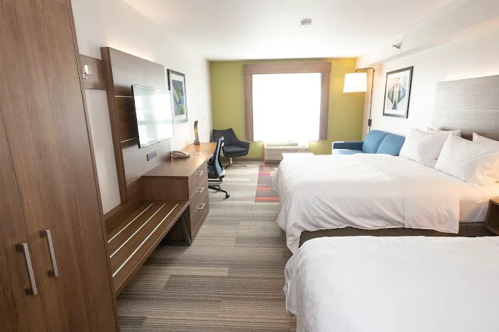Holiday Inn Express & Suites Iron Mountain by IHG 4