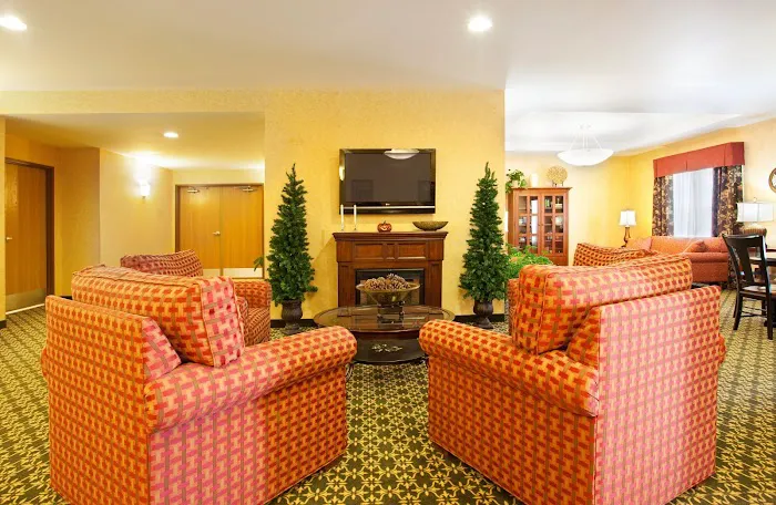 Holiday Inn Express & Suites Iron Mountain by IHG 4