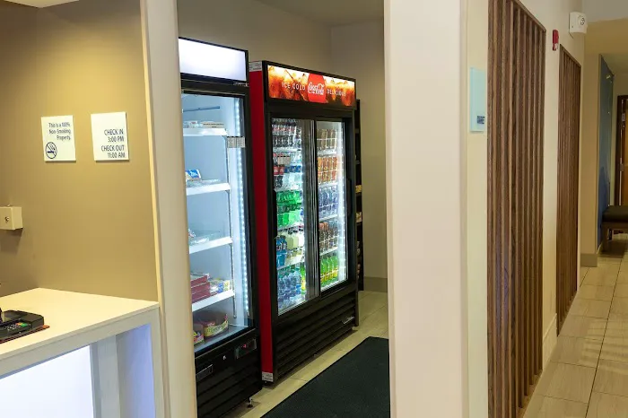 Holiday Inn Express & Suites Iron Mountain by IHG 4