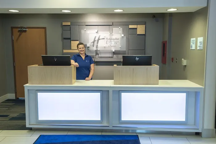 Holiday Inn Express & Suites Iron Mountain by IHG 4