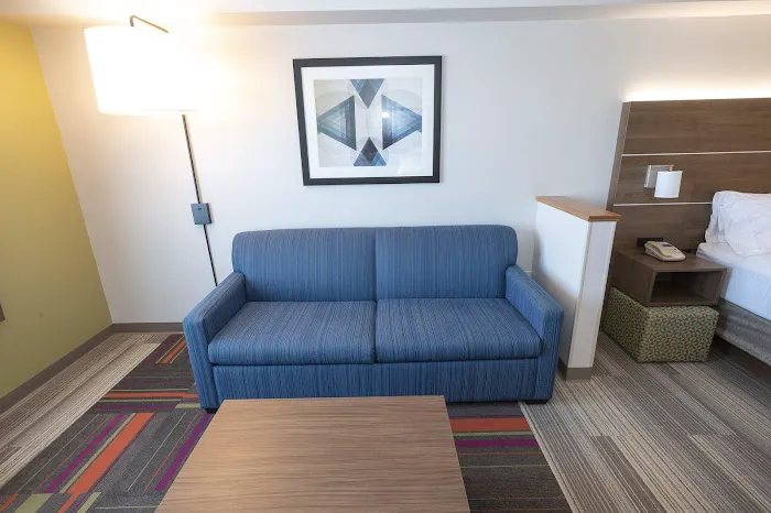 Holiday Inn Express & Suites Iron Mountain by IHG 4