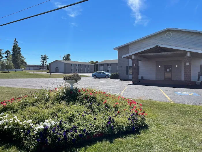Hotel Iron Mountain Inn & Suites 4
