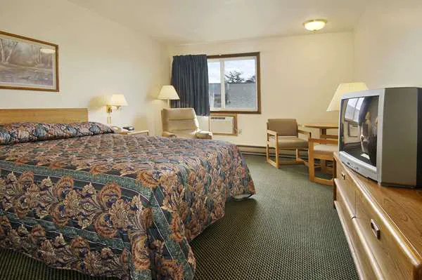 Super 8 by Wyndham Iron Mountain 4