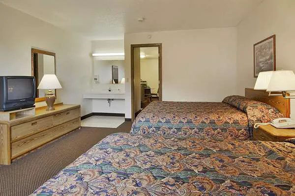 Super 8 by Wyndham Iron Mountain 4