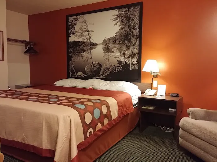 Super 8 by Wyndham Iron Mountain 4