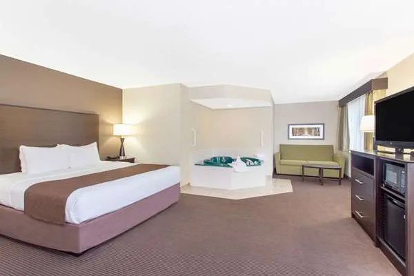 AmericInn by Wyndham Rhinelander 4