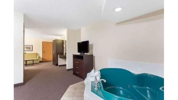 AmericInn by Wyndham Rhinelander 4