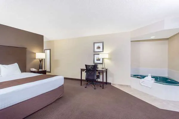 AmericInn by Wyndham Rhinelander 4