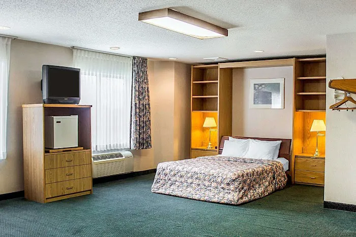 Rodeway Inn 4