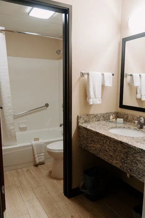 Boarders Inn & Suites by Cobblestone Hotels - Medford 4