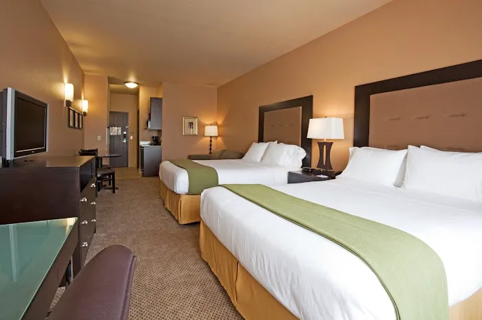 Holiday Inn Express & Suites Eau Claire North by IHG 4