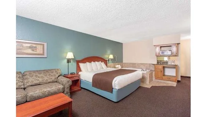 AmericInn by Wyndham Chippewa Falls 4