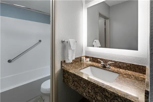 AmericInn by Wyndham Chippewa Falls 4