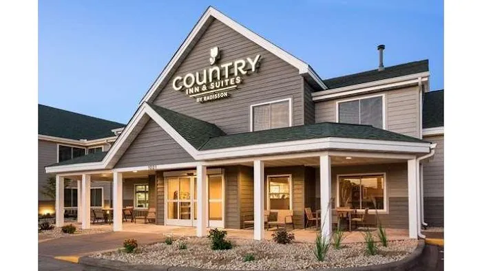 Country Inn & Suites by Radisson, Chippewa Falls, WI 4