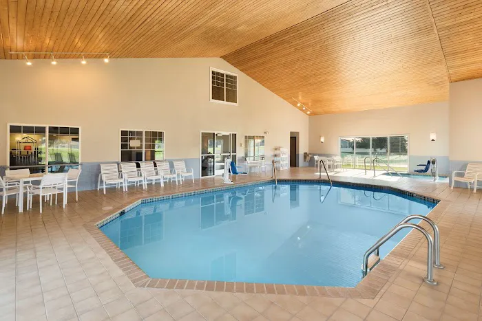 Country Inn & Suites by Radisson, Chippewa Falls, WI 4